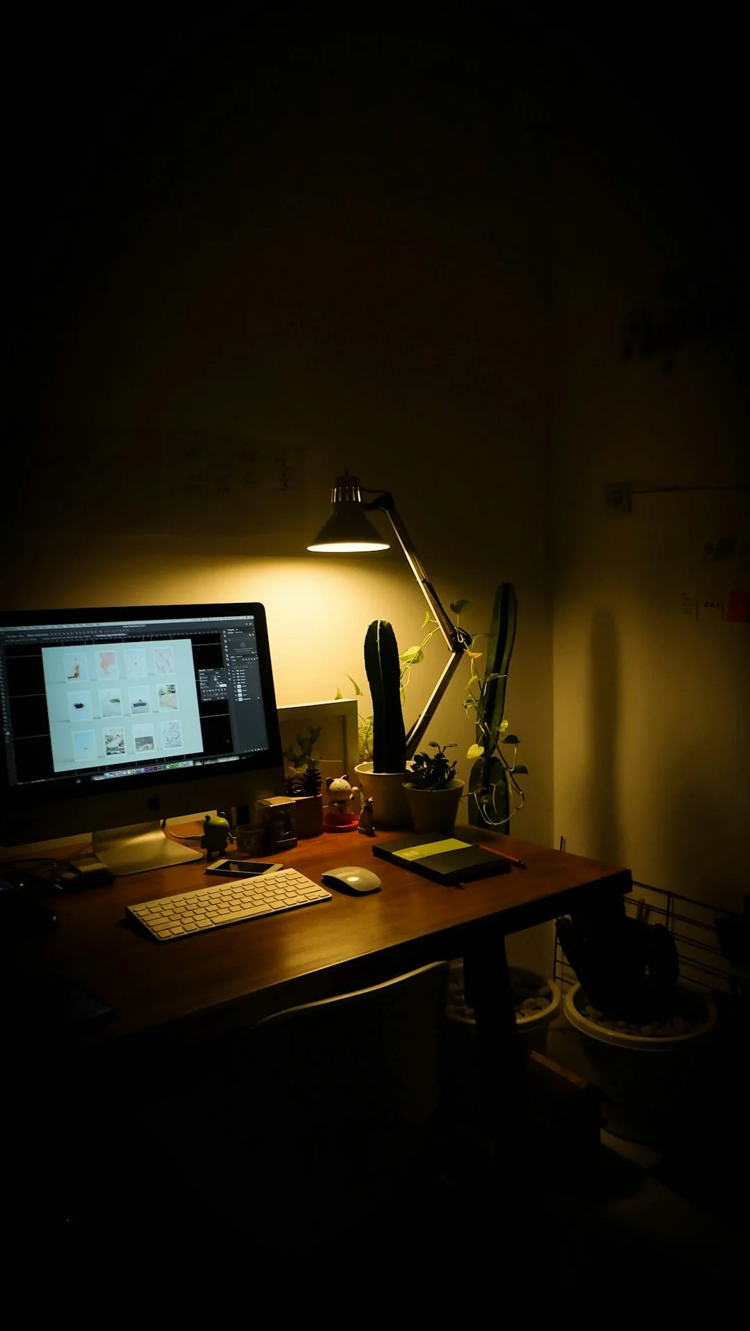 silver-imac-displaying-color-gradient-x335izxxfc