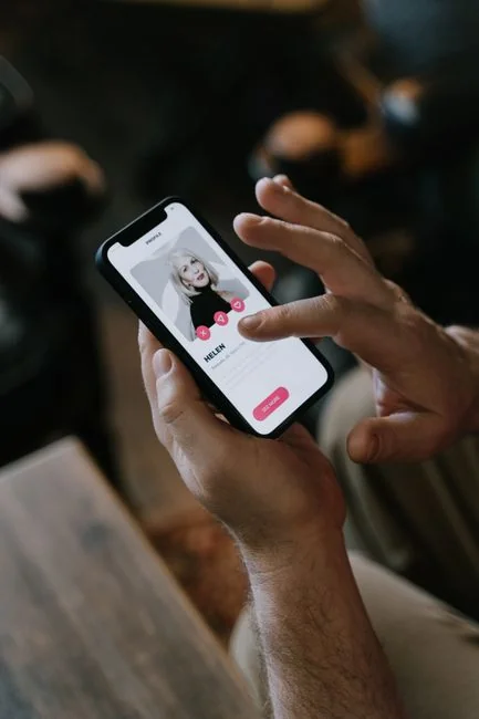 Vue rapprochée de mains interagissant avec un site de shopping sur l’écran d’un ordinateur portable à l’intérieur.